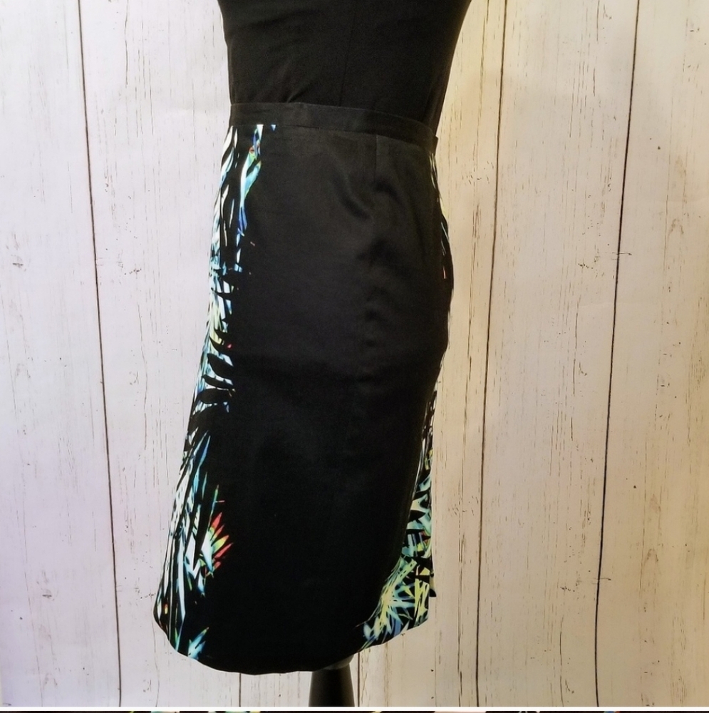 T TAHARI Tropical Print Black Skirt - Picture 3 of 5